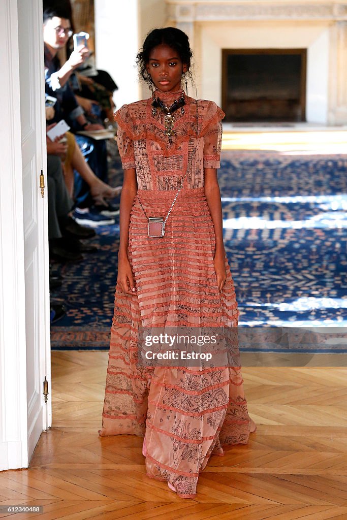Valentino : Runway - Paris Fashion Week Womenswear Spring/Summer 2017