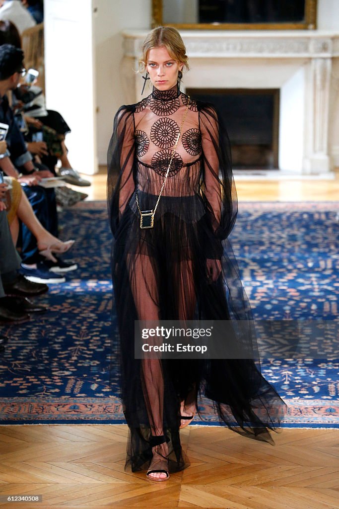 Valentino  : Runway - Paris Fashion Week Womenswear Spring/Summer 2017