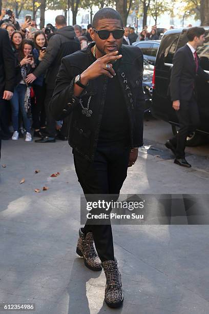 Usher arrives at the Chanel show as part of the Paris Fashion Week Womenswear Spring/Summer 2017 on October 4, 2016 in Paris, France.