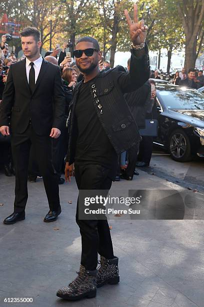 Usher arrives at the Chanel show as part of the Paris Fashion Week Womenswear Spring/Summer 2017 on October 4, 2016 in Paris, France.