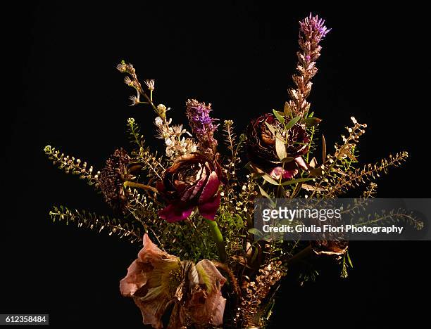 detail of flower still life - fiori appassiti foto e immagini stock
