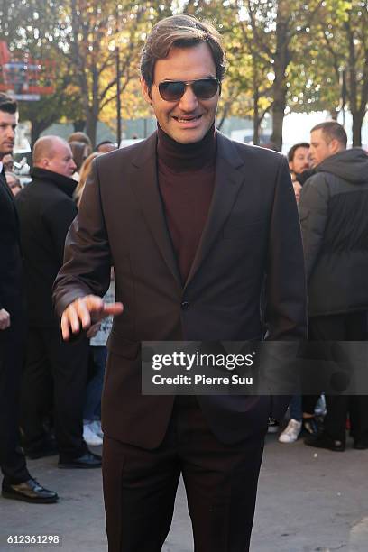 Roger Federer arrives at the Chanel show as part of the Paris Fashion Week Womenswear Spring/Summer 2017 on October 4, 2016 in Paris, France.