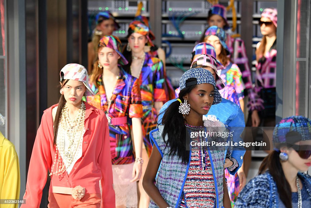 Chanel : Runway - Paris Fashion Week Womenswear Spring/Summer 2017