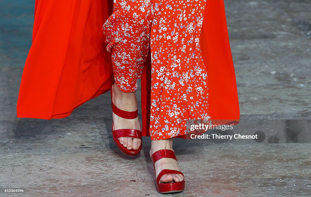 Agnes B : Runway - Paris Fashion Week Womenswear Spring/Summer 2017