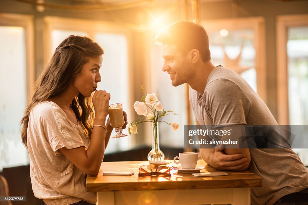 Pareja joven enamorada pasando tiempo juntos en un café.