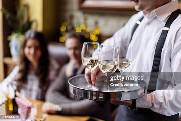 mit wein - tablett oder küchenblech stock-fotos und bilder