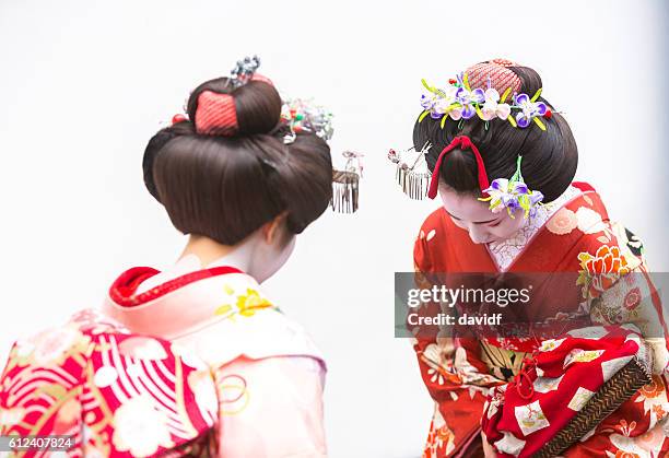 arc maiko apprenti geisha femmes japonaises rencontre dans les kimonos traditionnels - saluer en s'inclinant photos et images de collection