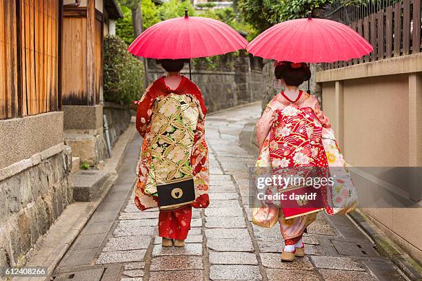 maiko lehrling geisha japanische frauen in traditionellen kimonos - gion stock-fotos und bilder