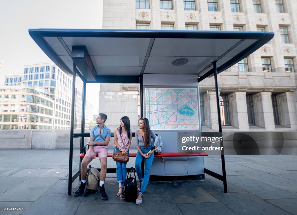 Pessoas à espera do ponto de ônibus