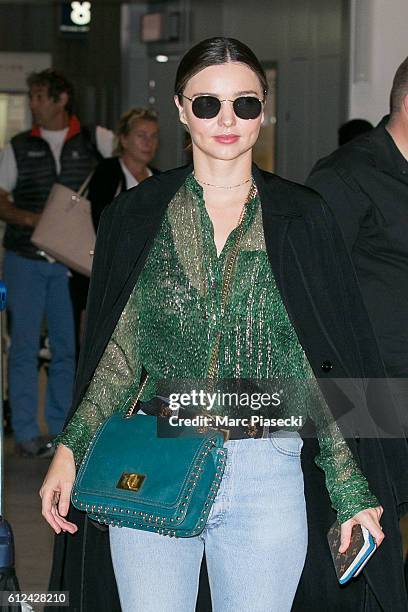 Model Miranda Kerr arrives at Charles-de-Gaulle airport on October 4, 2016 in Paris, France.