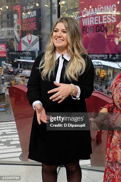 Kelly Clarkson visits "Extra" at their New York studios at H&M in Times Square on October 4, 2016 in New York City.