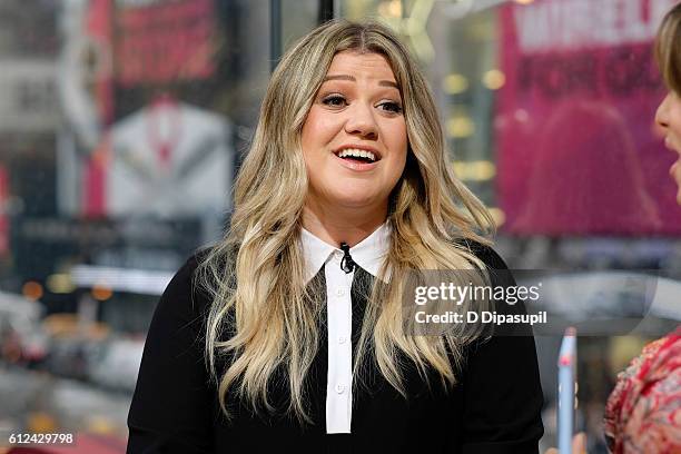 Kelly Clarkson visits "Extra" at their New York studios at H&M in Times Square on October 4, 2016 in New York City.