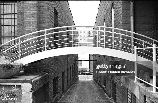 alleyway bridge -35mm film scan - raleigh ストックフォトと画像