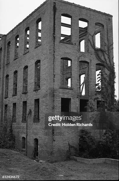 ruined building -35mm film scan - raleigh ストックフォトと画像