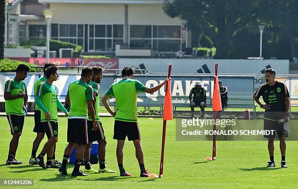 The coach of Mexico's national football team, Colombian Juan Carlos Osorio , conducts a training session in Mexico City on October 4, 2016 ahead of...