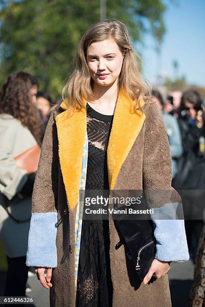 Model Lindsey Wixson poses wearing a Fendi coat after the Chanel show at the Grand Palais during Paris Fashion Week SS17 on October 4, 2016 in Paris,...