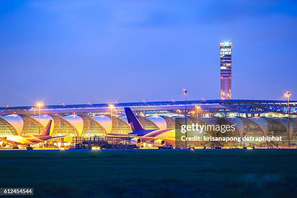 suwannabhumi airport at night. - aeroporto suvarnabhumi - fotografias e filmes do acervo