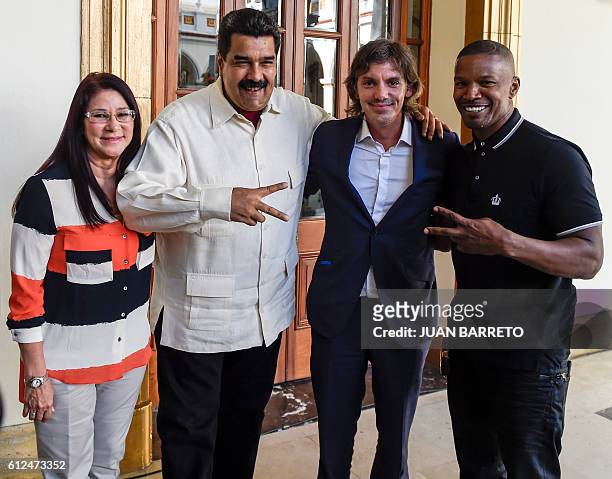 Venezuelan President Nicolas Maduro and Venezuelan First Lady Cilia Flores pose with US actors Lukas Haas and Jamie Foxx at Miraflores presidential...