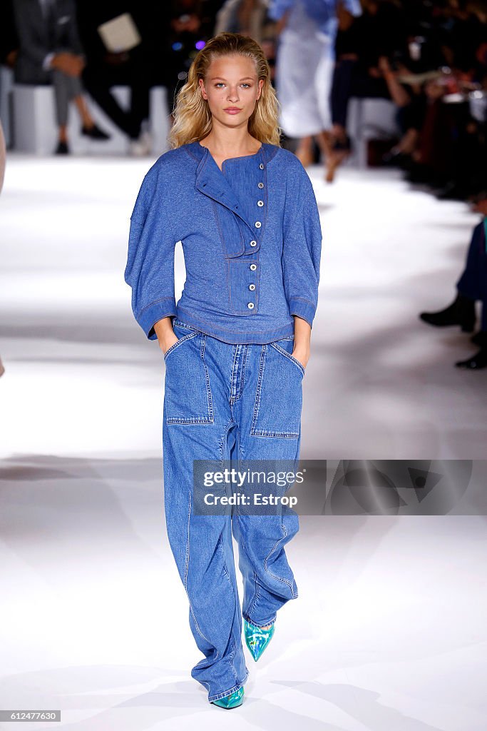 Stella McCartney : Runway - Paris Fashion Week Womenswear Spring/Summer 2017