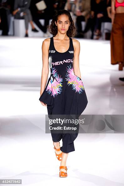 Stella McCartney : Runway - Paris Fashion Week Womenswear Spring/Summer 2017 Stella McCartney : Runway - Paris Fashion Week Womenswear Spring/Summer 2017