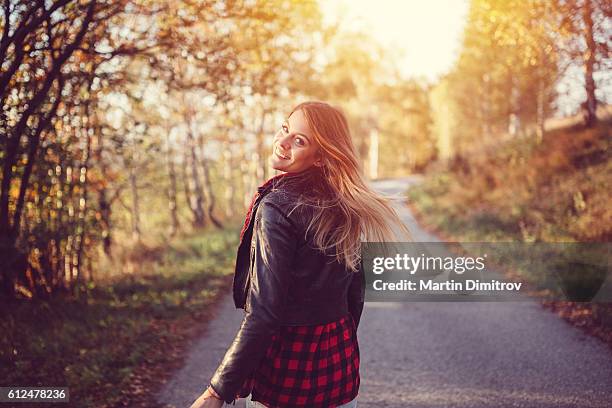 teenager-mädchen im herbstpark - september stock-fotos und bilder