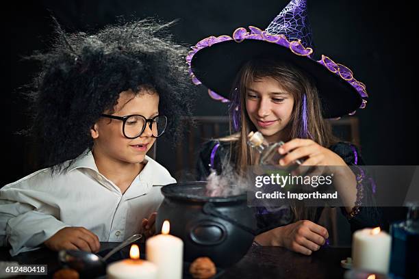 niños disfrazados de bruja y científico loco preparando pociones - poción fotografías e imágenes de stock