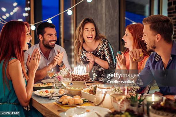 ¡aplausos para la niña de los días! - bithday fotografías e imágenes de stock