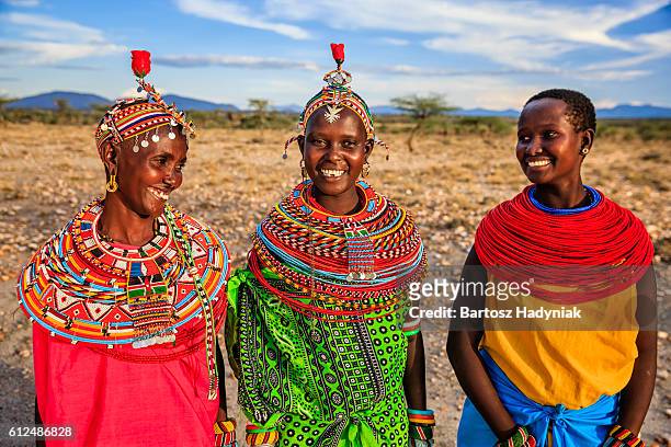 grupo de mujeres africanas de la tribu samburu, kenia, áfrica - kenia fotografías e imágenes de stock