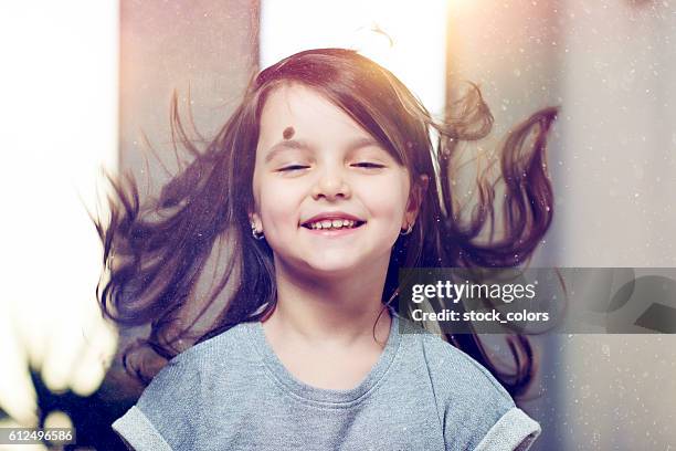 joyeuse petite fille aux cheveux volants - pureté photos et images de collection