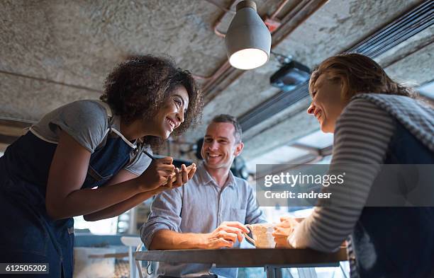 garçonete feliz tomando um pedido em um restaurante - garçom - fotografias e filmes do acervo