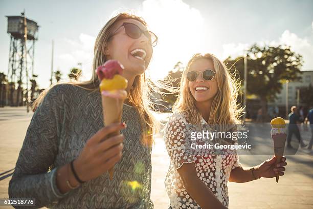 funny summer day - barcelona spanje stockfoto's en -beelden