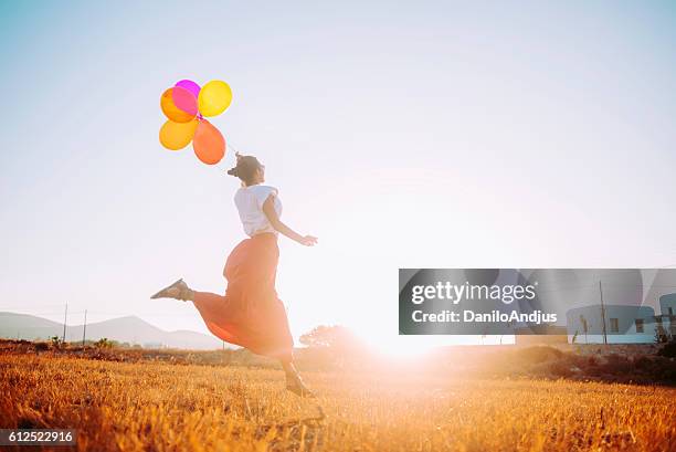bild einer jungen frau, die auf dem feld läuft - damen leichtathletikdisziplin stock-fotos und bilder