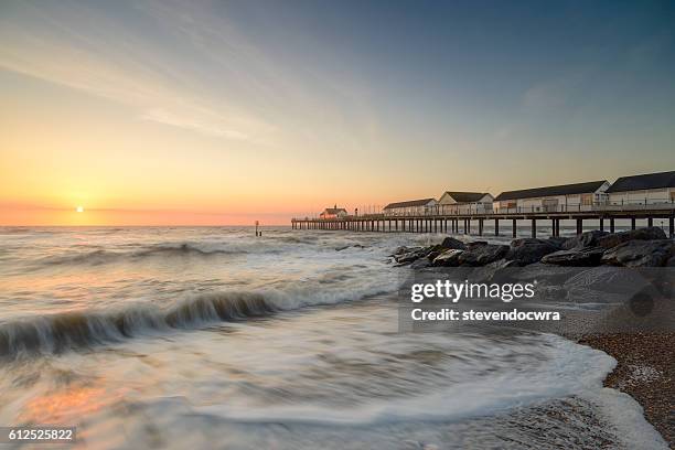 southwold pier on the suffolk coast, bathed in early morning sunlight - maré alta imagens e fotografias de stock