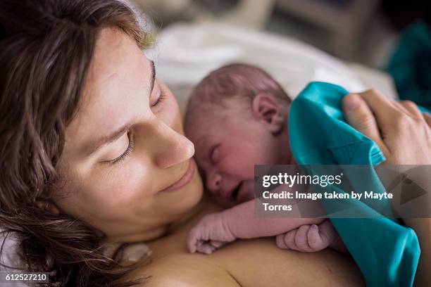 newborn with mum at hospital - giving birth stockfoto's en -beelden