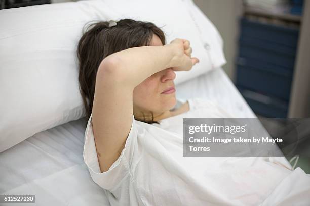 pregnant woman in hospital bed - giving birth stockfoto's en -beelden