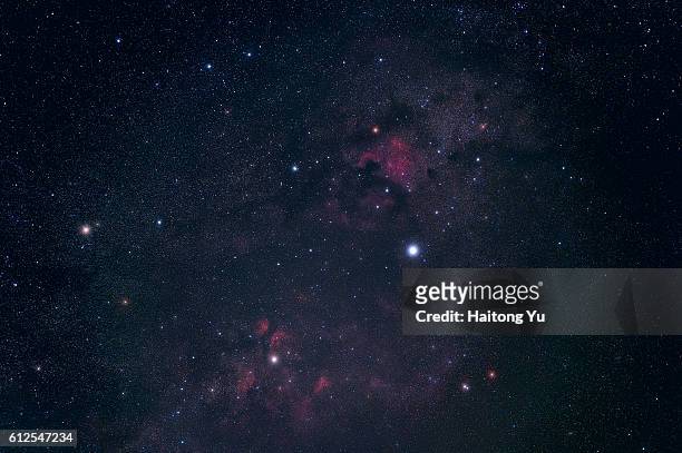 stars and nebulae in the constellation cygnus - textfreiraum stock-fotos und bilder