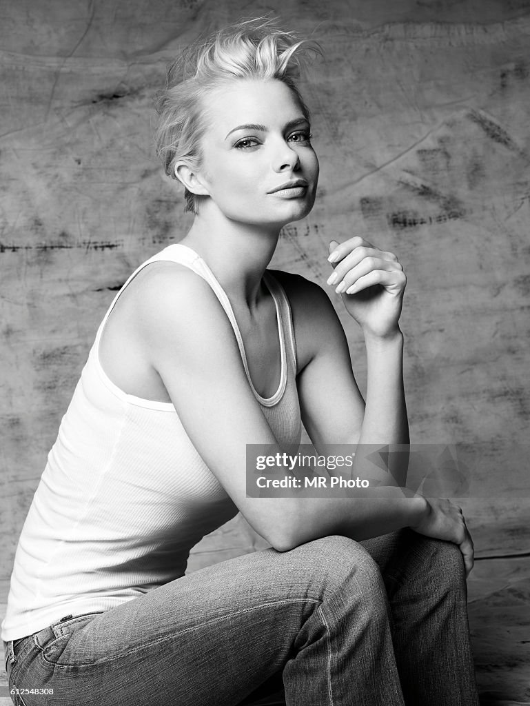 Actress Jaime Pressly Is Photographed For Redbook Magazine In 2009