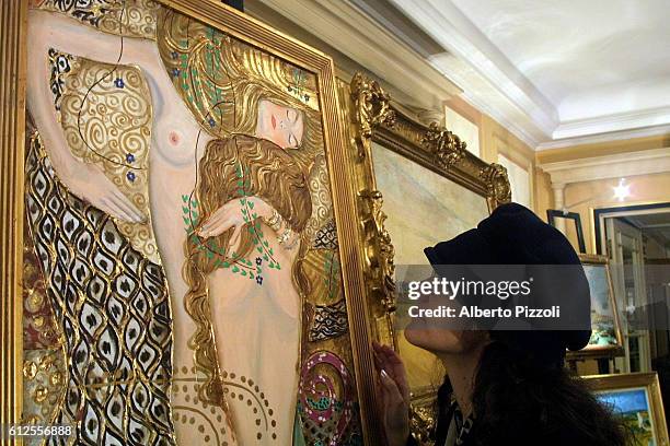 Visitor in front of a copy of a Klimt. The exhibition presents ten copies of stolen paintings
