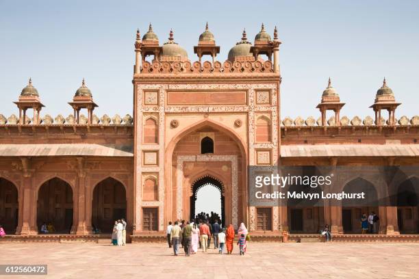 visitors and shahi darwaza gate, jama masjid mosque complex, fatehpur sikri, near agra, uttar pradesh, india - jama masjid agra stock-fotos und bilder
