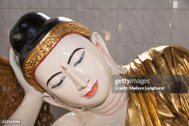 face of small reclining buddha in a prayer hall, chaukhtatgyi pagoda, yangon, (rangoon), myanmar, (b - rangun stock pictures, royalty-free photos & images