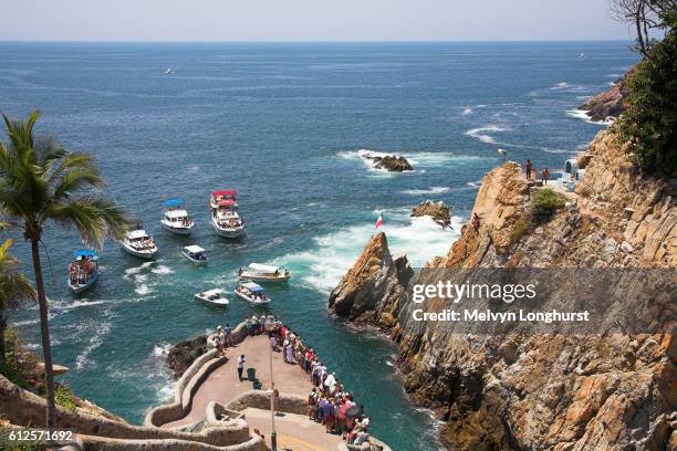 cliff divers, clavadistas, waiting to dive off the cliffs at la quebrada, acapulco, guerrero state, mexico - acapulco stock-fotos und bilder