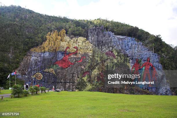 mural de la prehistoria, dos hermanas mogote, vinales valley, pinar del rio province, cuba - prehistoria stock pictures, royalty-free photos & images