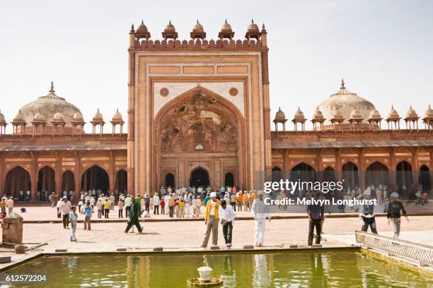 jama masjid mosque and worshippers, fatehpur sikri, near agra, uttar pradesh, india - jama masjid agra fotografías e imágenes de stock