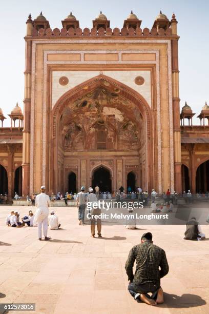 jama masjid mosque and worshippers praying, fatehpur sikri, near agra, uttar pradesh, india - agra jama masjid mosque fotografías e imágenes de stock