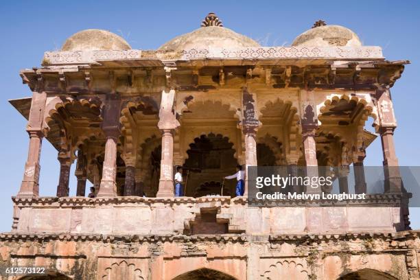 32 pillared chhatri in ranthambhore fort, ranthambhore national park, rajasthan, india - ranthambore fort stock pictures, royalty-free photos & images
