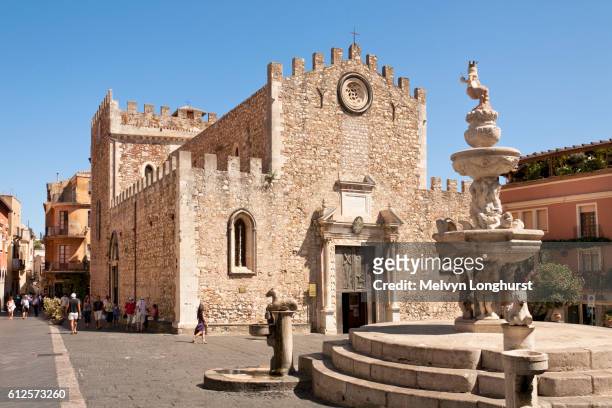 taormina cathedral, cathedral of san nicolo, and baroque fountain, piazza del duomo, and corso umber - messina stockfoto's en -beelden