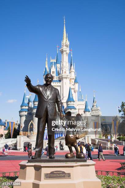 walt disney and mickey mouse partners statue and cinderella castle, magic kingdom, orlando, florida, usa - aschenputtel stock-fotos und bilder