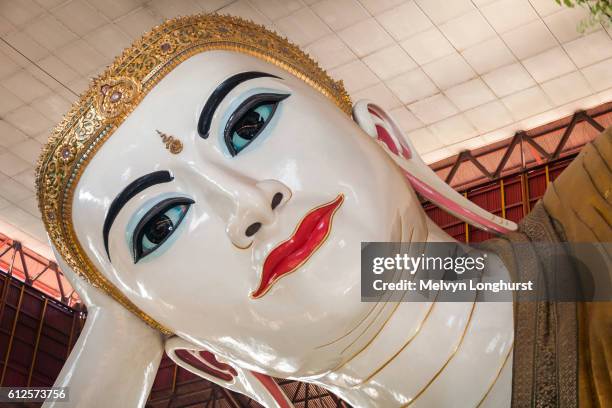 face of reclining buddha, chaukhtatgyi pagoda, yangon (rangoon), myanmar, (burma) - rangun stock pictures, royalty-free photos & images