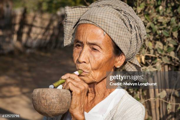 old woman smoking a cheroot, minnanthu, bagan, myanmar, (burma) - cheroot stock-fotos und bilder