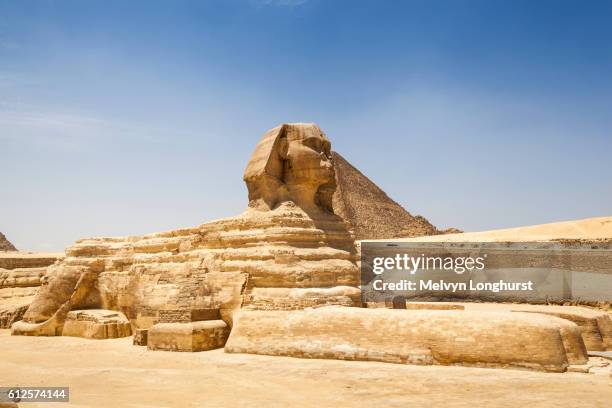 great sphinx and great pyramid of giza, also known as pyramid of khufu and pyramid of cheops, giza, - giza fotografías e imágenes de stock